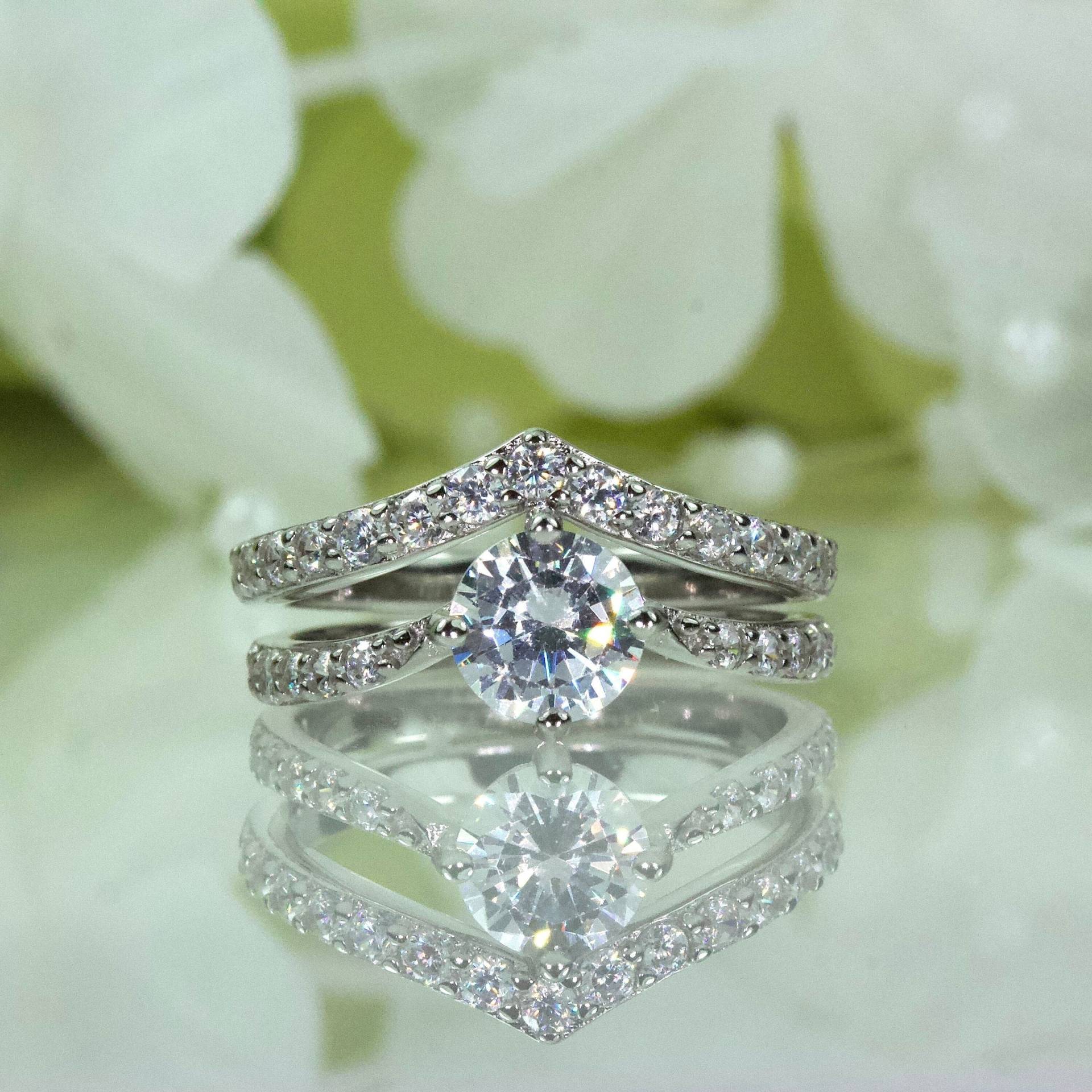 Elegantes 0.75 Ct. Rund Brilliantschliff Ehering Zirkonia in Sterling Silber, Reisering, Verlobungsring, Versprechensring | 170 Elegantes 0.75 Ct. Rund Brilliantschliff Ehering Zirkonia in Sterling Silber, Reisering, Verlobungsring, Versprechensring | 170 von AlidaJewelry