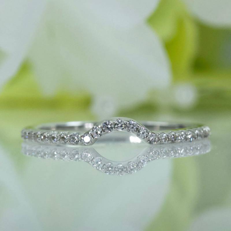 Geschwungener Ehering Feine Qualität Cubic Zirkonia in Sterling Silber, Reisering, Trauring | 002 von AlidaJewelry