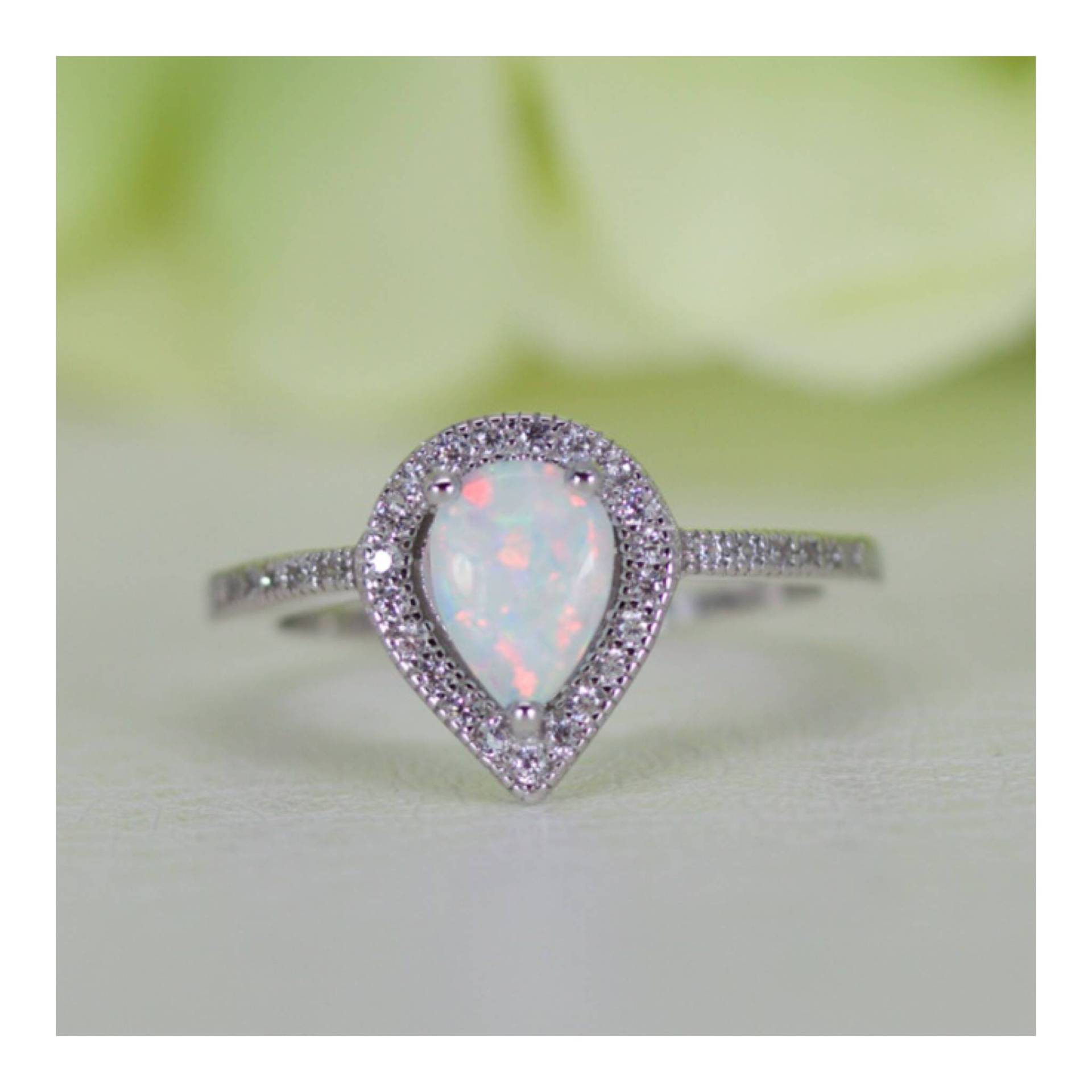 Halo Micropavé Birne Cabochon Lab-Erstellter Opal Mit Feiner Qualität Cubic Zirkonia Ring in Sterling Silber, Jubiläumsring, Versprechensring | 035 von AlidaJewelry