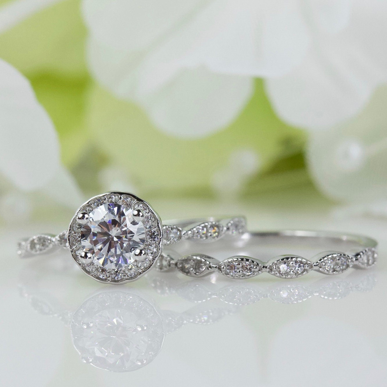 Lagerauflösung 0.50 Ct. Halo Runder Zirkonia Ring Set in Sterling Silber, Ehering Set, Reisering | Cle01 Lagerauflösung 0.50 Ct. Halo Runder Zirkonia Ring Set in Sterling Silber, Ehering Set, Reisering | Cle01 von AlidaJewelry
