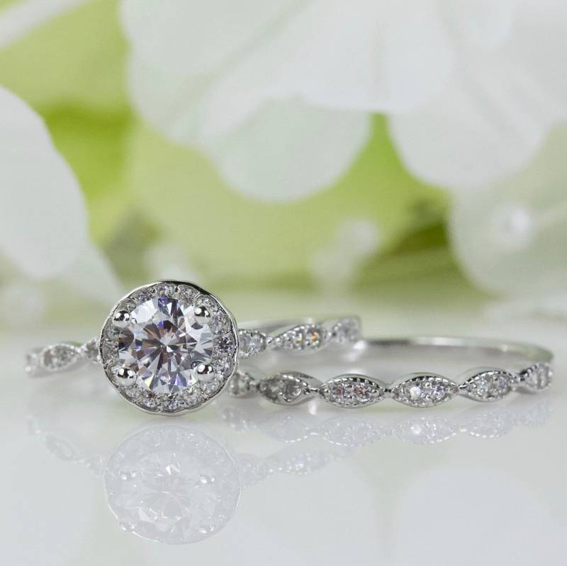Lagerauflösung 0.50 Ct. Halo Runder Zirkonia Ring Set in Sterling Silber, Ehering Set, Reisering | Cle01 Lagerauflösung 0.50 Ct. Halo Runder Zirkonia Ring Set in Sterling Silber, Ehering Set, Reisering | Cle01 von AlidaJewelry
