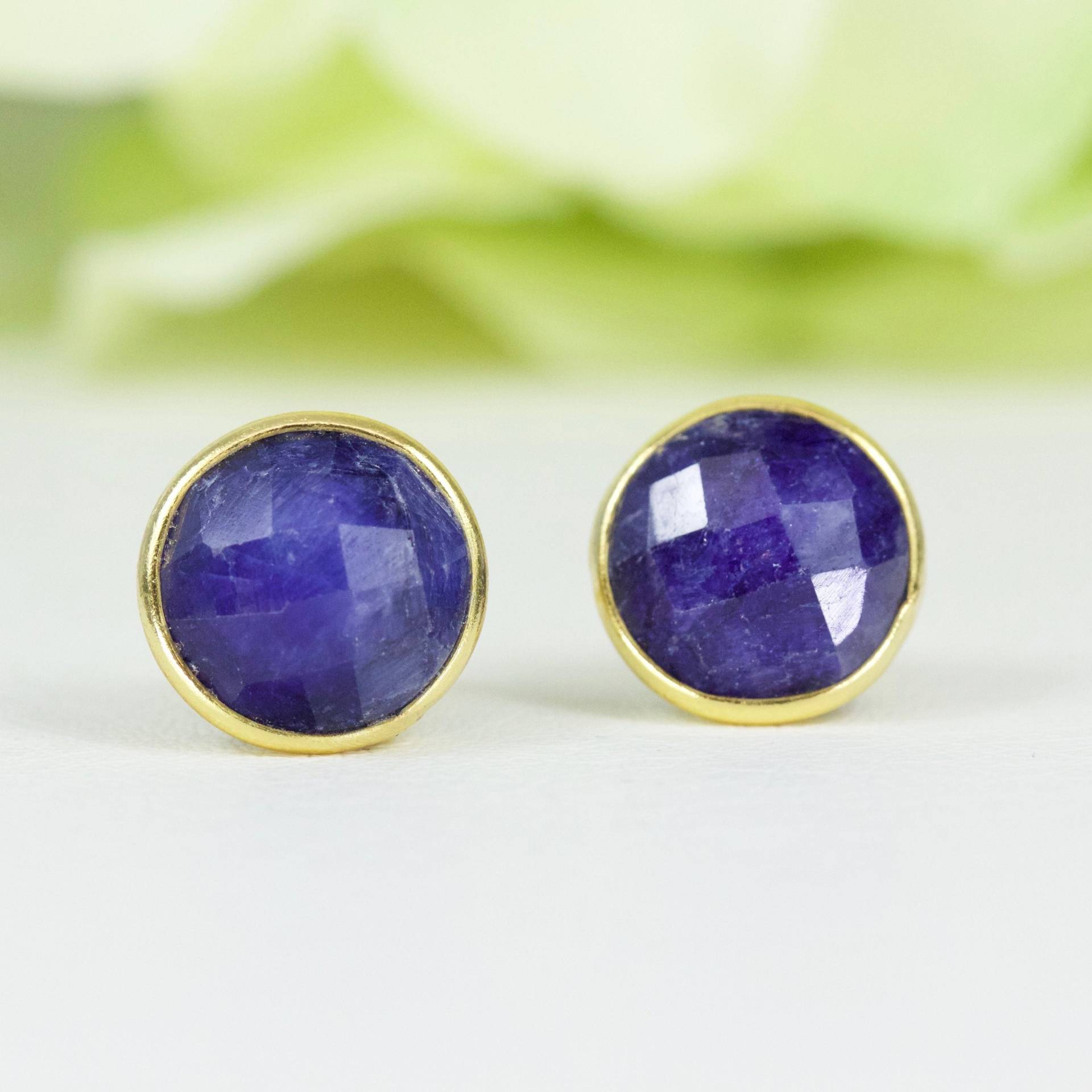 Natürliche Reihen-Saphir-Lünette 10 Mm Ohrstecker Aus Vergoldetem Sterlingsilber, Geburtstagsgeschenk, Jubiläumsgeschenk, Dankeschön-Geschenk von AlidaJewelry