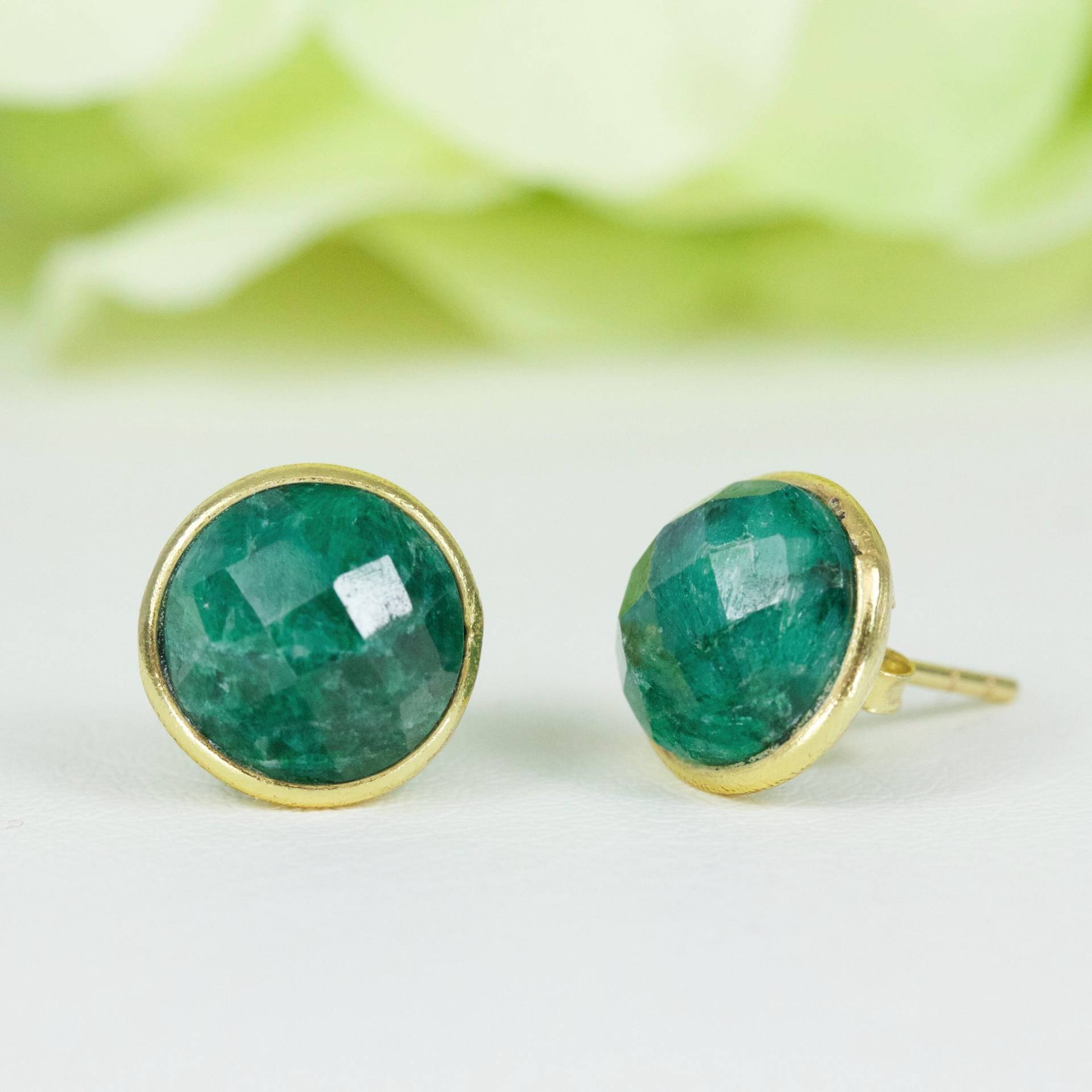 Natürliche Reihen-Smaragd-Lünette 8 Mm Ohrstecker Aus Vergoldetem Sterlingsilber, Geburtstagsgeschenk, Jubiläumsgeschenk, Dankeschön-Geschenk von AlidaJewelry