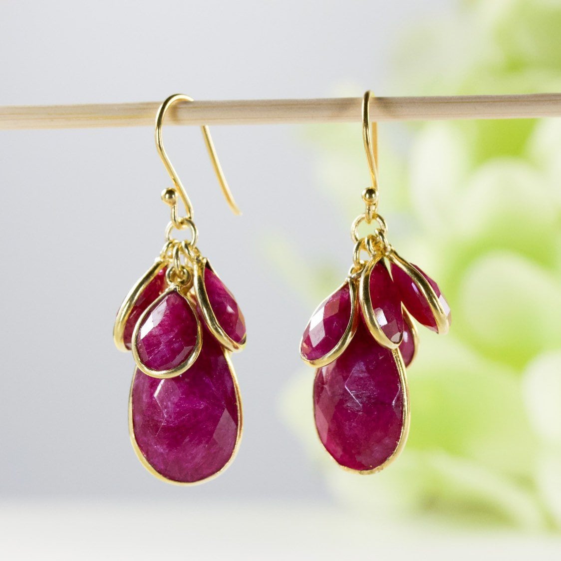 Schöne Natural Row Ruby Bezel Baumeln Ohrringe Aus Vergoldetem Sterling Silber, Geburtstagsgeschenk, Jubiläumsgeschenk, Danke Geschenk von AlidaJewelry