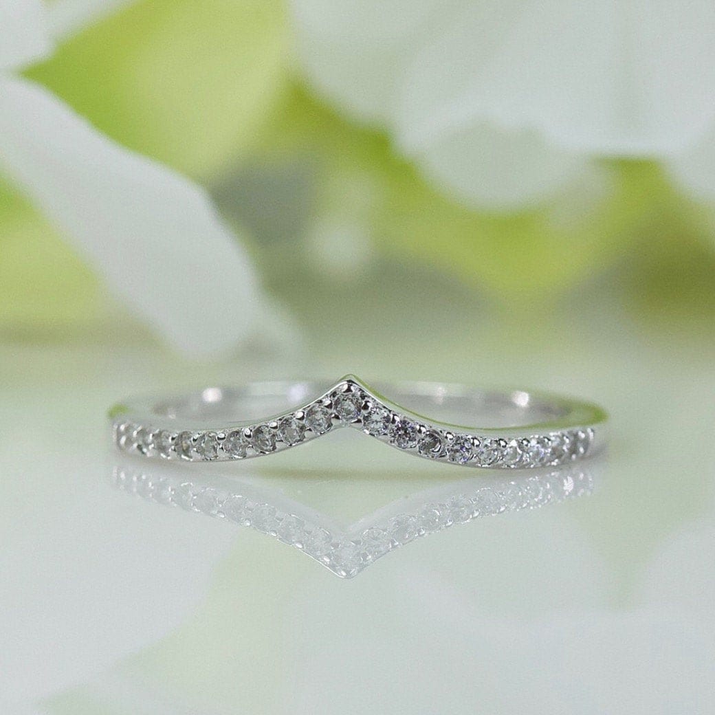 Stapelbarer Chevron-Ring Mit Zirkonia in Feiner Qualität Aus Sterlingsilber, Hochzeitsring, Versprechensring, Reiseband | 016 von AlidaJewelry