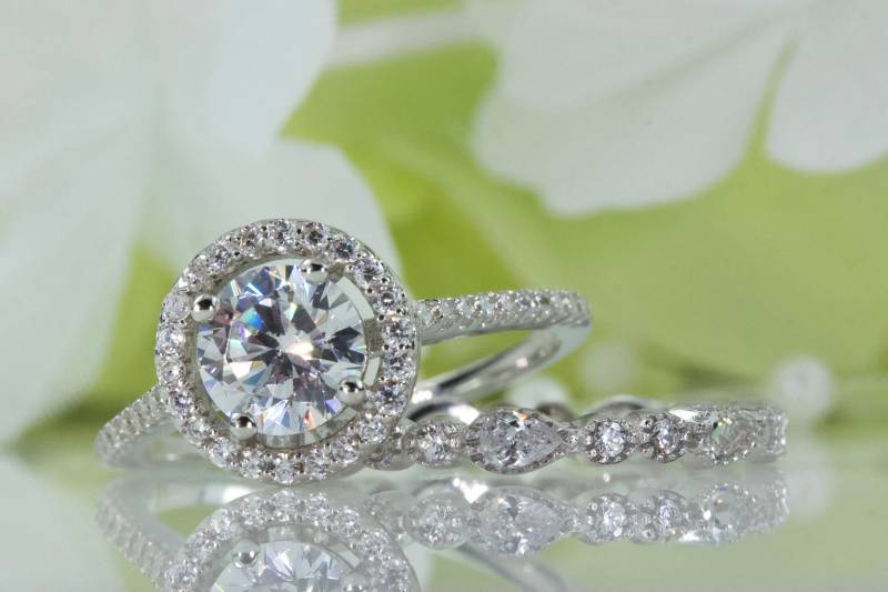 Wunderschöne 1.20 Ct. Halo Runde Mit Micropavé Art Deco Ehering Cz Verlobungsring Set in Sterling Silber, Reisering | R003-102 von AlidaJewelry