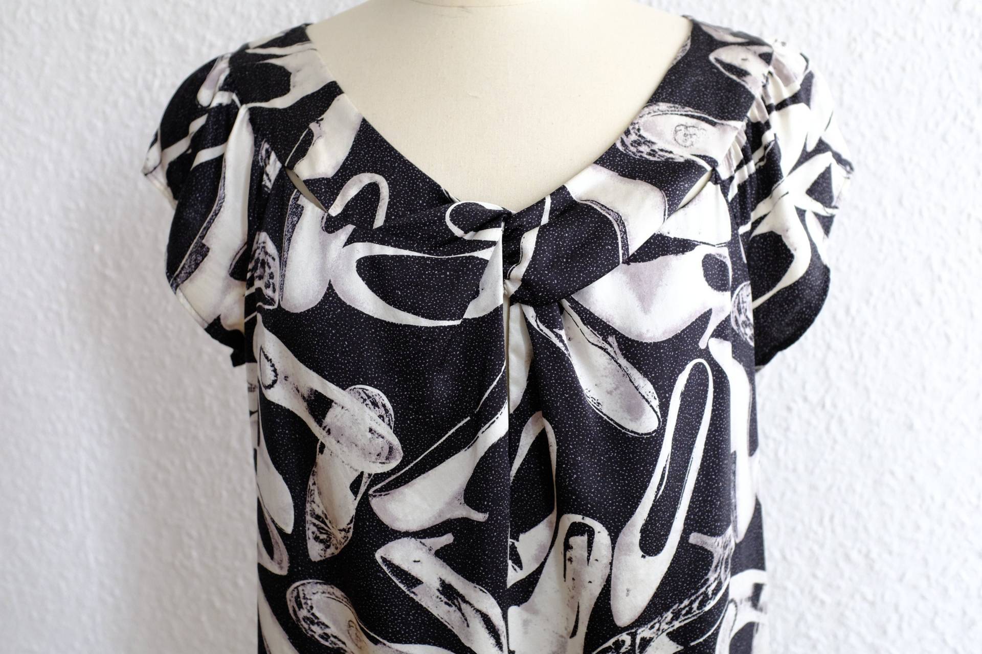 Vintage 60Er Jahre Inspiriertes Seidenkleid Mit Kultigem Andy Warhol Schuhdruck. Damen Größe M Vintage 60Er Jahre Inspiriertes Seidenkleid Mit Kultigem Andy Warhol Schuhdruck. Damen Größe M von AlienArmpit