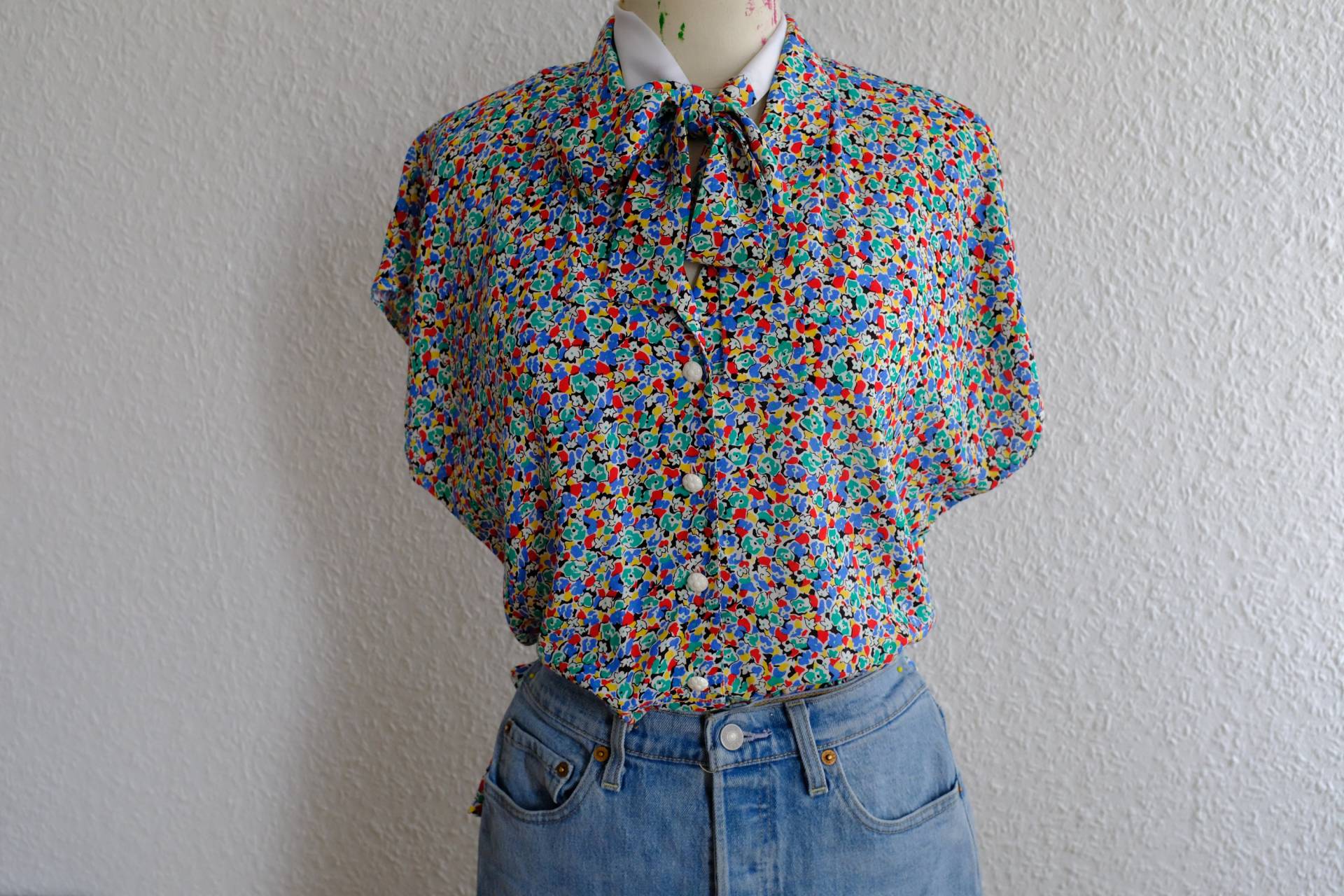 Vintage 70Er Bluse Mit Floralem Muster Und Passender Krawatte. Frauen Größe 40 Vintage 70Er Bluse Mit Floralem Muster Und Passender Krawatte. Frauen Größe 40 von AlienArmpit