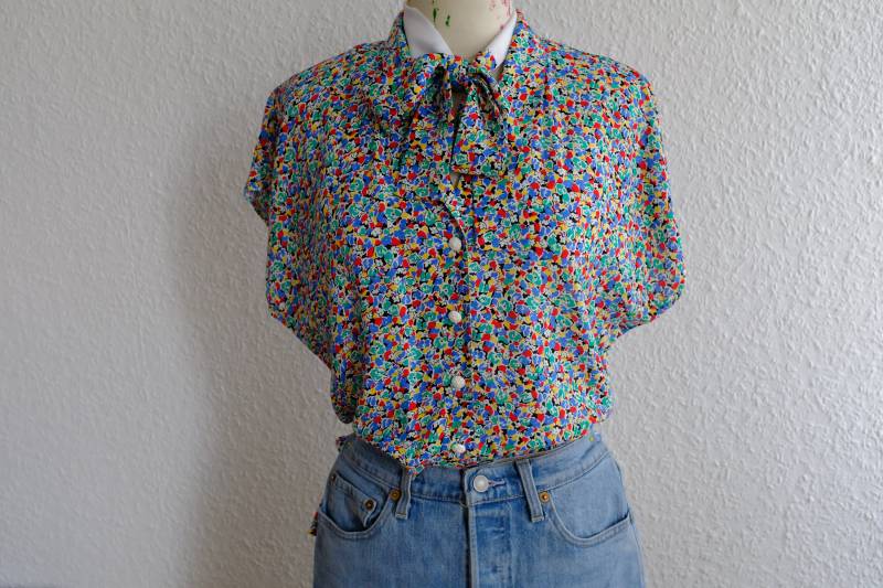 Vintage 70Er Bluse Mit Floralem Muster Und Passender Krawatte. Frauen Größe 40 Vintage 70Er Bluse Mit Floralem Muster Und Passender Krawatte. Frauen Größe 40 von AlienArmpit