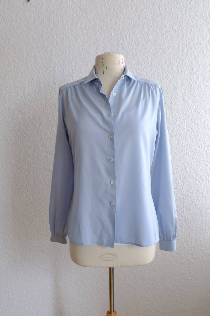 Vintage 80Er Jahre Blassblaue Bluse Mit Plissé Vorne. Damen Größe S Vintage 80Er Jahre Blassblaue Bluse Mit Plissé Vorne. Damen Größe S von AlienArmpit