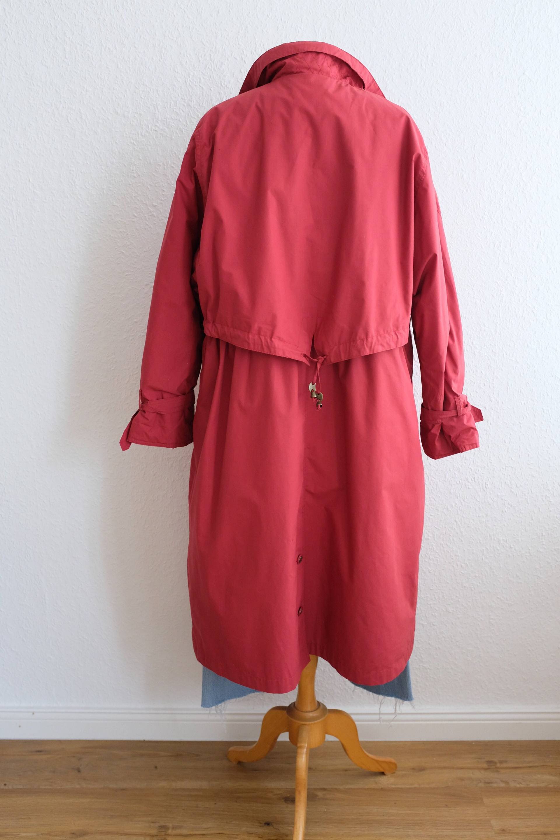 Vintage 80Er Jahre Roter Regenmantel Mit Gestepptem Innenfutter. Damen Größe M/L Vintage 80Er Jahre Roter Regenmantel Mit Gestepptem Innenfutter. Damen Größe M/L von AlienArmpit