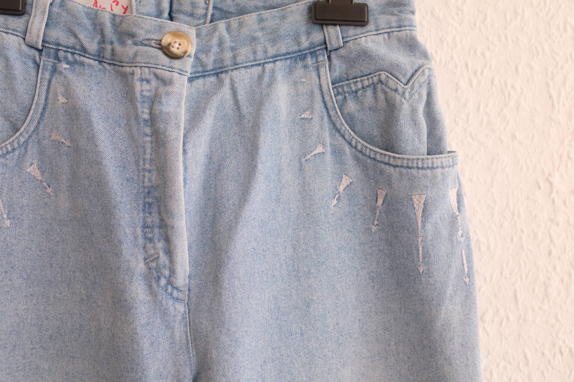 Vintage 80Er Jeanshose Mit Bestickten Fronttaschen. Frauen Größe 38 Vintage 80Er Jeanshose Mit Bestickten Fronttaschen. Frauen Größe 38 von AlienArmpit