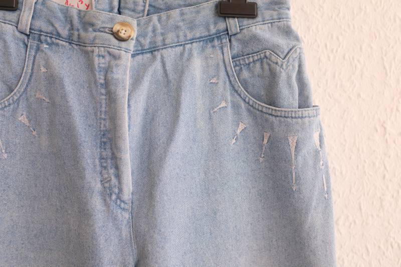 Vintage 80Er Jeanshose Mit Bestickten Fronttaschen. Frauen Größe 38 Vintage 80Er Jeanshose Mit Bestickten Fronttaschen. Frauen Größe 38 von AlienArmpit