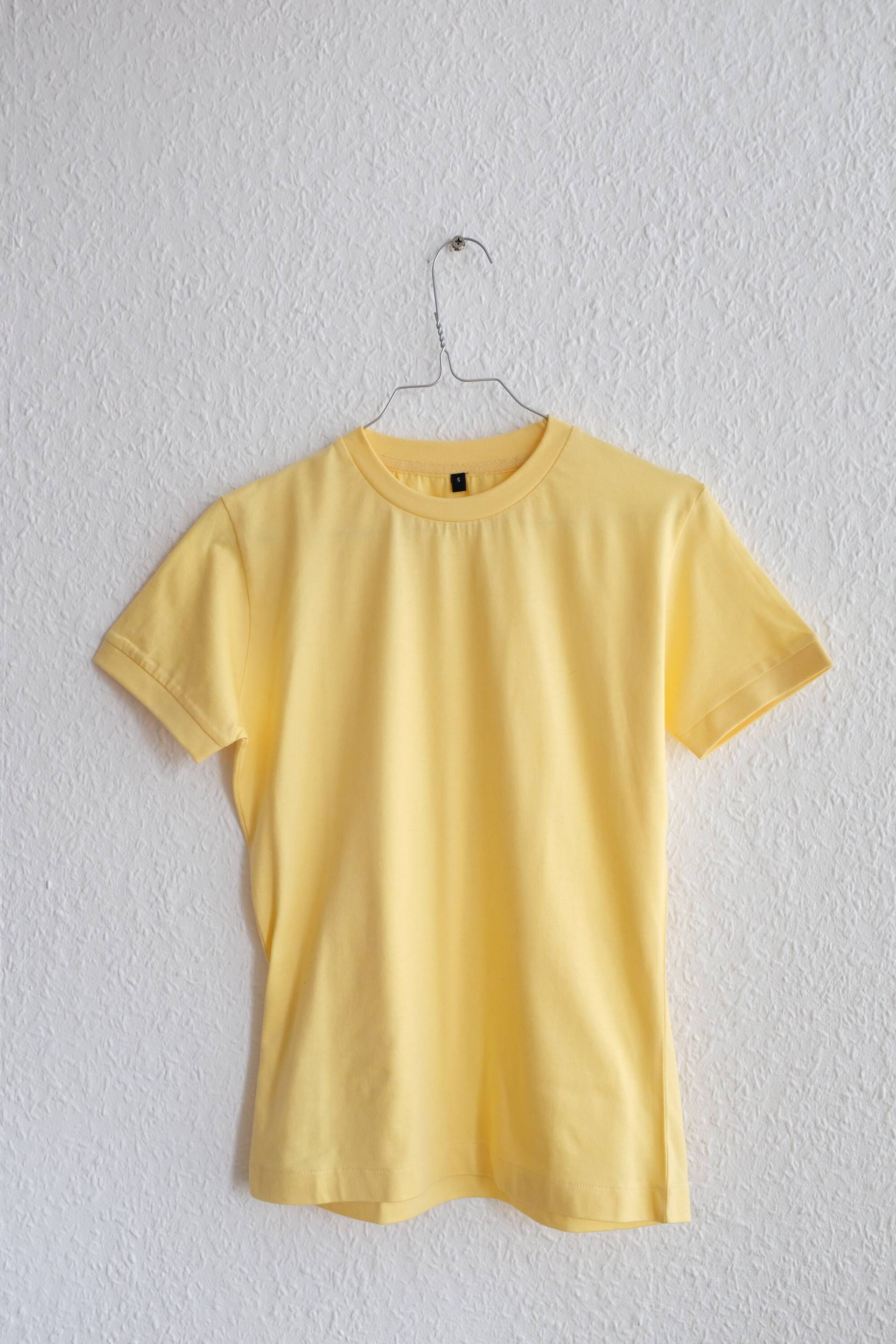 Vintage Hellgelbes T-Shirt. Damen Größe S Vintage Hellgelbes T-Shirt. Damen Größe S von AlienArmpit