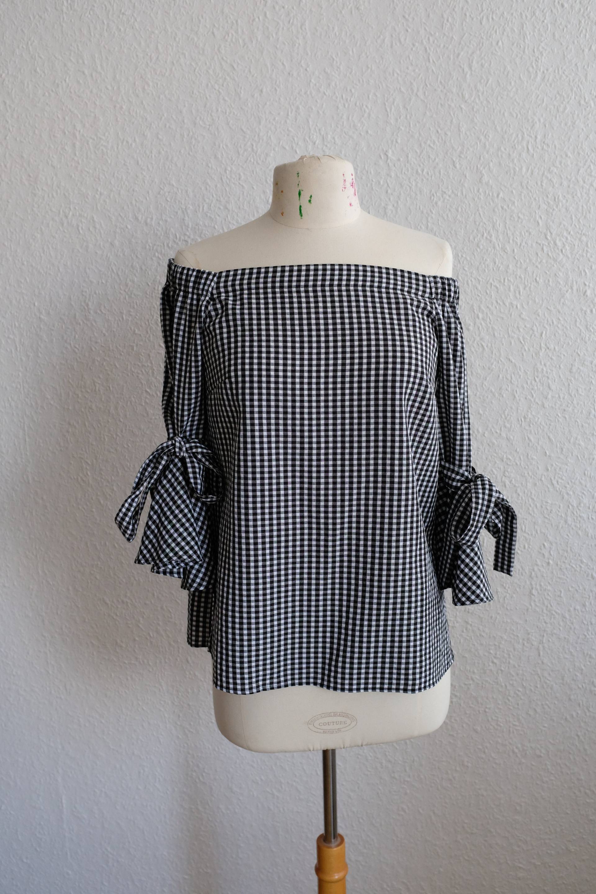 Vintage Schwarz-Weiß Karierte Bluse Mit Ausgestellten Ärmeln. Frauen Größe 36 Vintage Schwarz-Weiß Karierte Bluse Mit Ausgestellten Ärmeln. Frauen Größe 36 von AlienArmpit