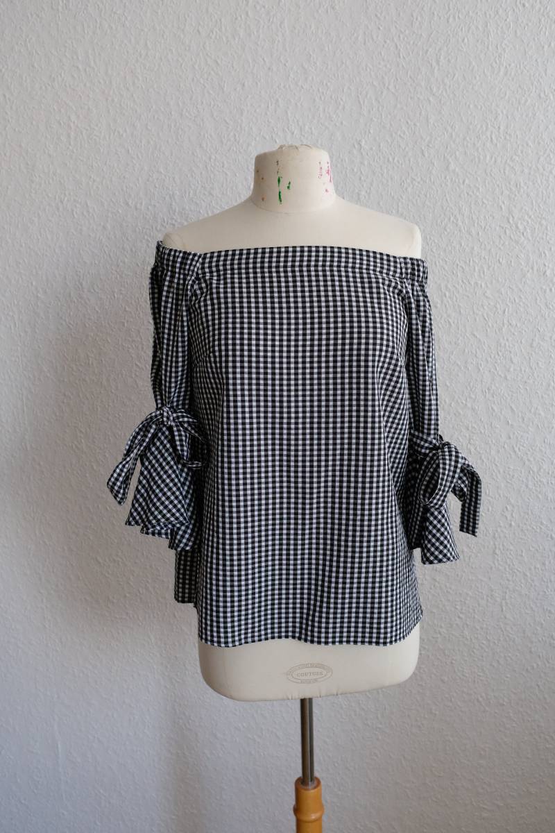 Vintage Schwarz-Weiß Karierte Bluse Mit Ausgestellten Ärmeln. Frauen Größe 36 Vintage Schwarz-Weiß Karierte Bluse Mit Ausgestellten Ärmeln. Frauen Größe 36 von AlienArmpit