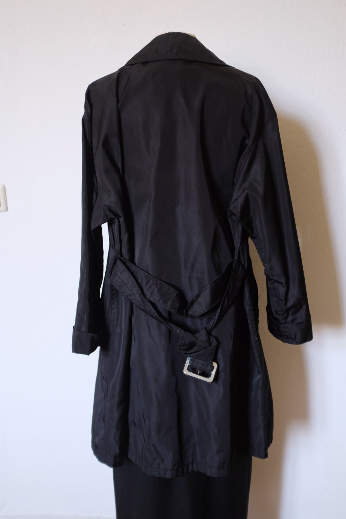 Vintage Schwarzer Prada Trenchcoat. Damen Größe M Vintage Schwarzer Prada Trenchcoat. Damen Größe M von AlienArmpit