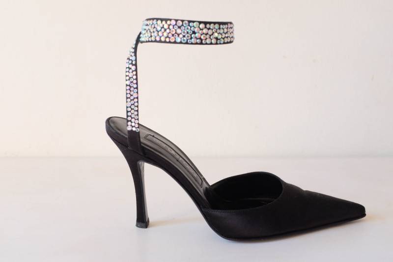 Vintage Sergio Rossi Kristallverschönerte Schwarze Satin Pumps Vintage Sergio Rossi Kristallverschönerte Schwarze Satin Pumps von AlienArmpit