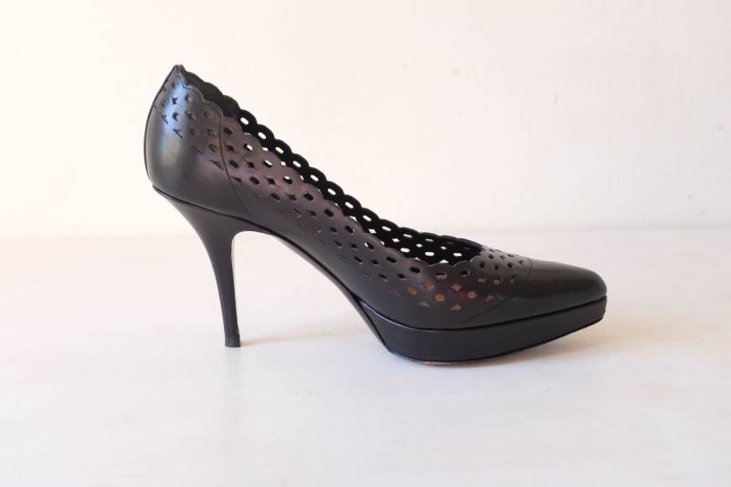 Vintage Yves Saint Laurent Schwarze Leder Pumps Vintage Yves Saint Laurent Schwarze Leder Pumps von AlienArmpit