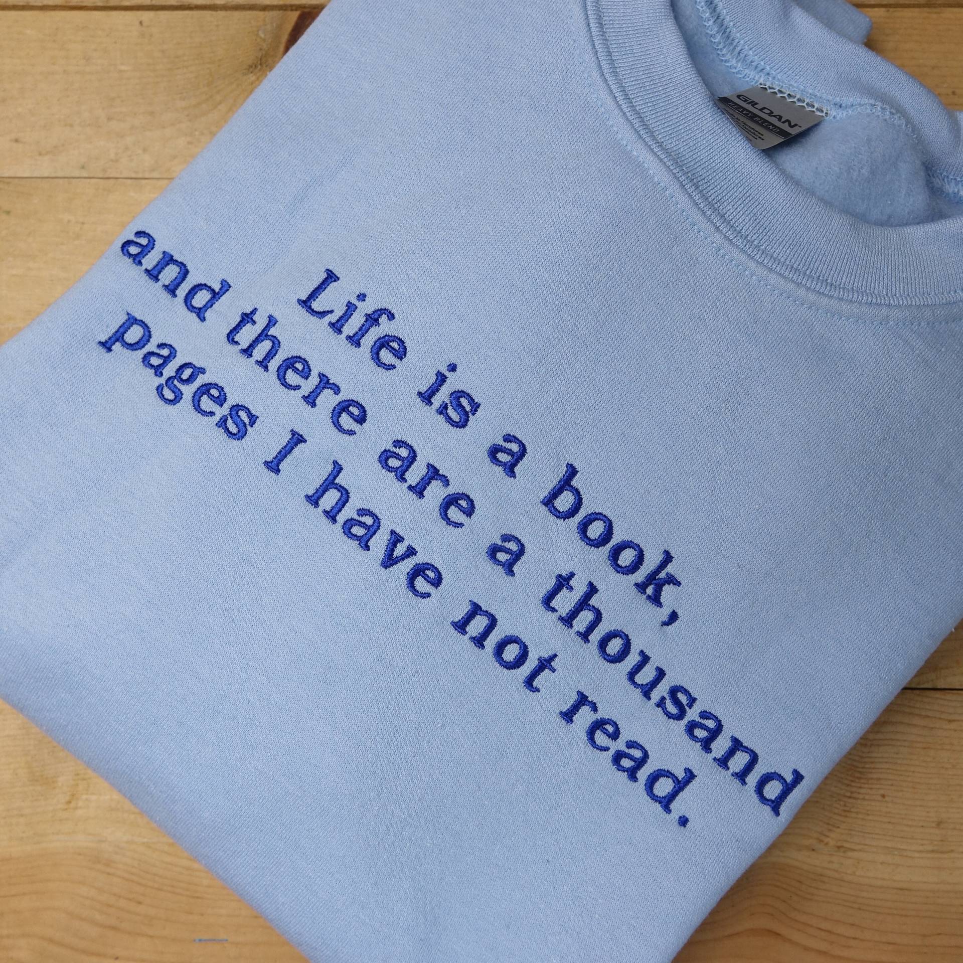 The Infernal Equipment Inspiriertes Sweatshirt - Buch Zitat Stickerei Das Leben Ist Ein Und Es Gibt Tausend Seiten, Die Ich Nicht Gelesen Habe von AlienationEmbroidery