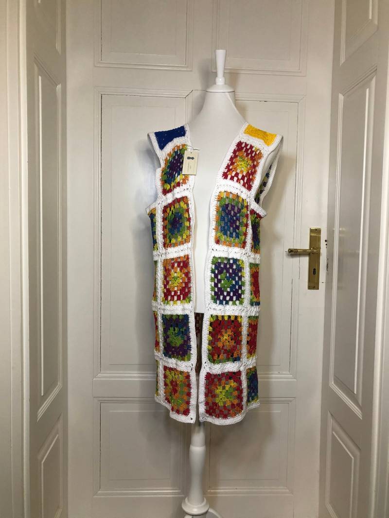 Gehäkelte Long-Weste Mit Buntem Quadratmuster von AlievHandmadePieces