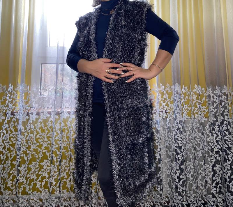 Gehäkelte Longweste in Schwarz-Anthrazit von AlievHandmadePieces
