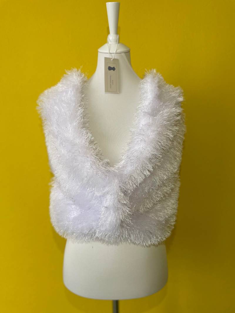 Gehäkelte Poncho-Weste in Weiß Aus Plüsch Fransengarn, Sehr Weich Und Angenehm, Handgemacht, Winterlich, Weihnachtlich von AlievHandmadePieces