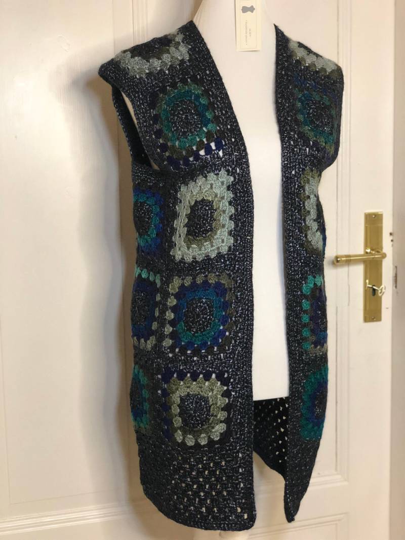 Gehäkelter Cardigan Im Bunten Farbmuster | Quadratmuster, Sehr Weich Und Angenehm, Handgemacht, Winterlich, Weihnachtlich von AlievHandmadePieces