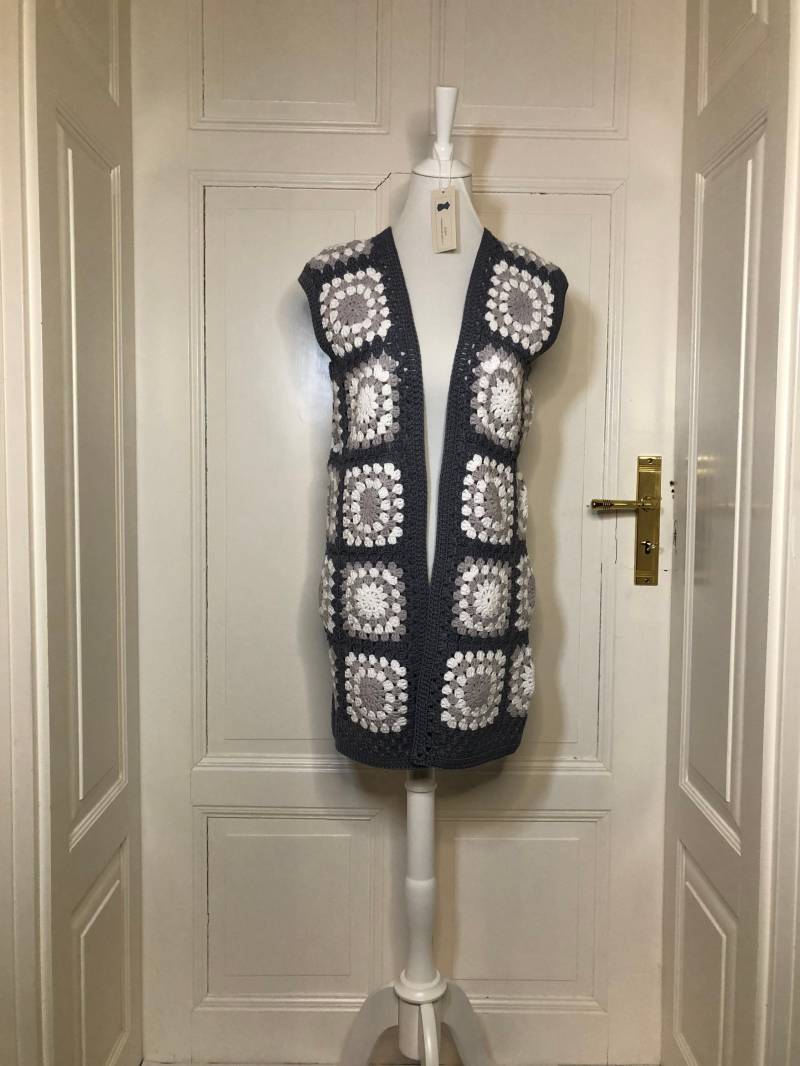 Gehäkelter Cardigan Im Grauen Farbmuster | Quadratmuster, Sehr Weich Und Angenehm, Handgemacht, Winterlich, Weihnachtlich von AlievHandmadePieces