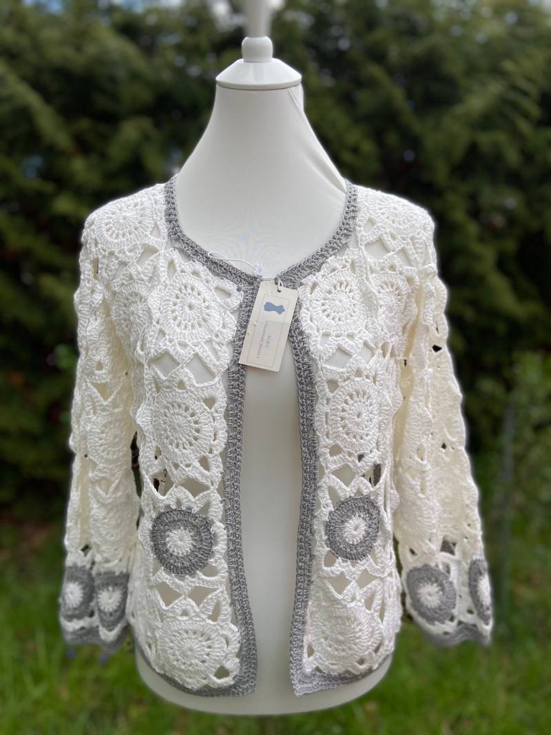 Gehäkelter Cardigan Im Weißen Muster, Sehr Weich Und Angenehm, Handgemacht, Sommerjacke, Häckeljacke, Handarbeit, Weiß Mit Grauem Muster von AlievHandmadePieces