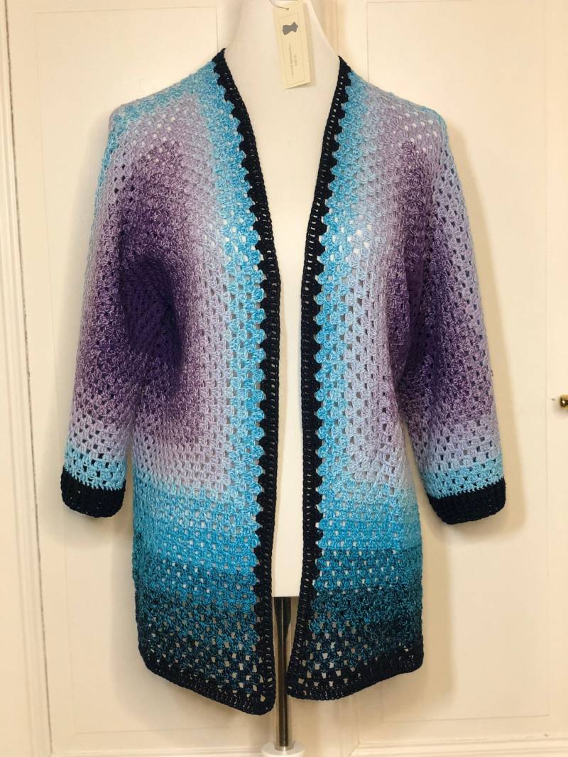 Gehäkelter Cardigan Mit Blauem Farbverlauf, Sehr Weich Und Angenehm, Handgemacht, Winterlich, Weihnachtlich von AlievHandmadePieces
