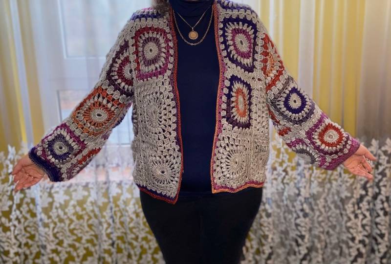 Gehäkelter Cardigan in Grau Mit Asynchronem, Buntem Farbmuster, Sehr Weich Und Angenehm, Handgemacht, Winterlich, Weihnachtlich von AlievHandmadePieces
