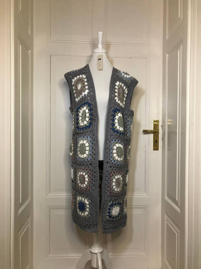 Gehäkelter Cardigan in Grau Mit Buntem Farbmuster | Quadratmuster, Sehr Weich Und Angenehm, Handgemacht, Winterlich, Weihnachtlich von AlievHandmadePieces