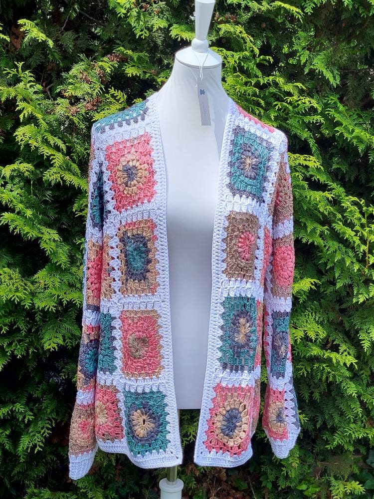 Gehäkelter Cardigan in Weiß Mit Buntem Quadratmuster, Sehr Weich Und Angenehm, Handgemacht, Winterlich, Weihnachtlich von AlievHandmadePieces