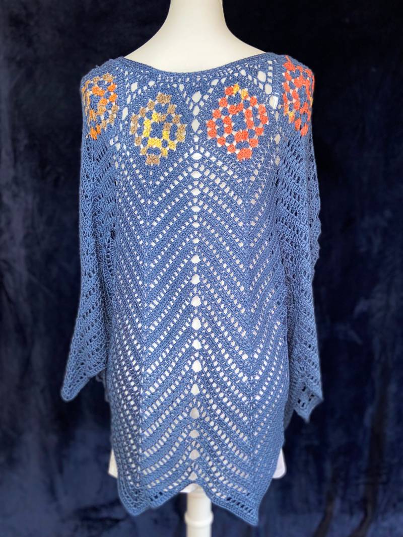 Gehäkelter Longpullover in Dunkelblau Mit Buntem Viereckmuster/Rautenmuster, Gr. 38, Rundhals, 3/4 Arm von AlievHandmadePieces