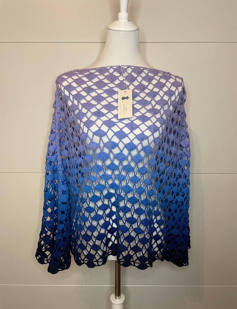 Gehäkelter Poncho Im Lila-Blauem Verlauf von AlievHandmadePieces