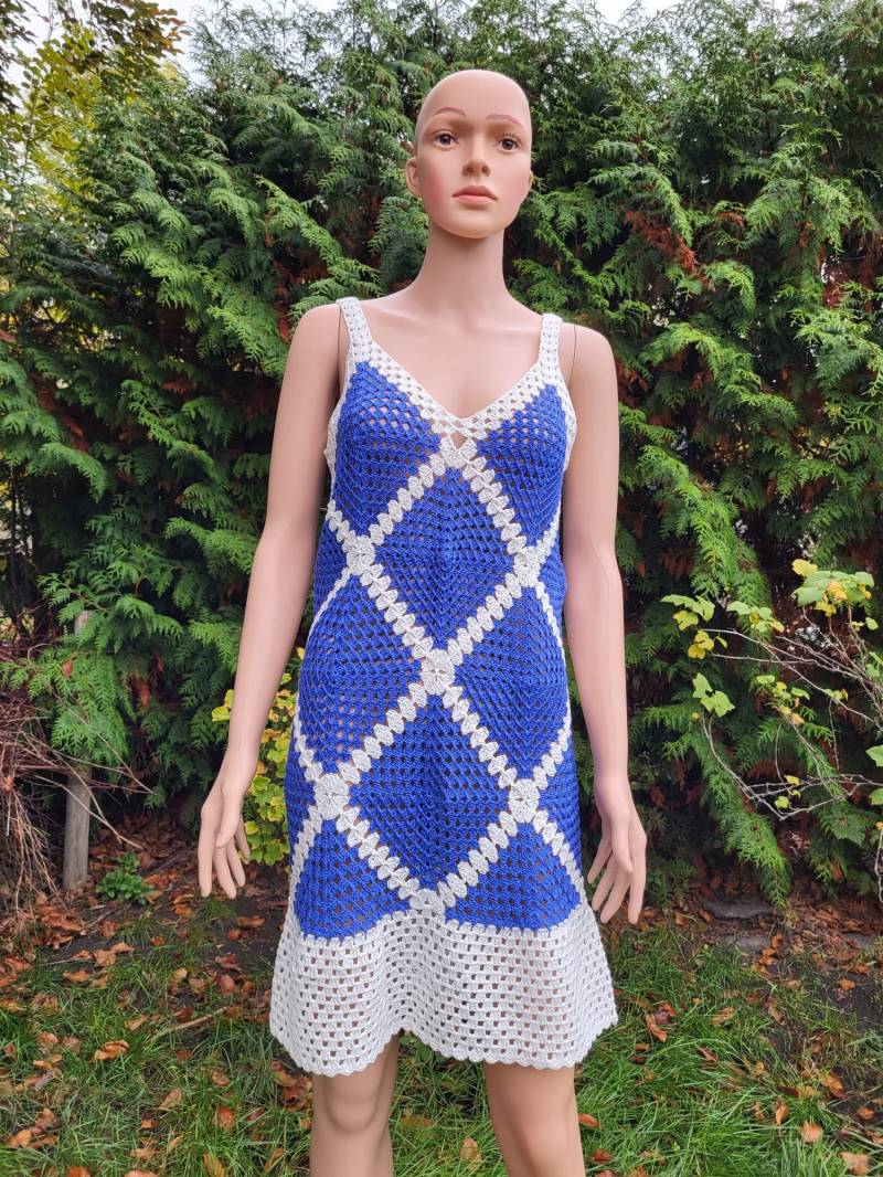 Gehäkeltes Halblanges Sommerkleid Im Blau-Weißen Farbmuster, Strandkleid, Handarbeit, Weich, Sommerlich, Festlich Und Alltäglich Passend von AlievHandmadePieces