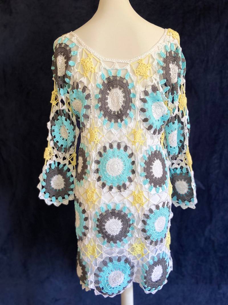Gehäkeltes Sommerkleid/Festkleid/Sommerkleid in Weiß Mit Blauen, Gelben Und Anthraziten Akzenten, Sonnenblumenmuster, 3/4 Arm, Rundhals von AlievHandmadePieces