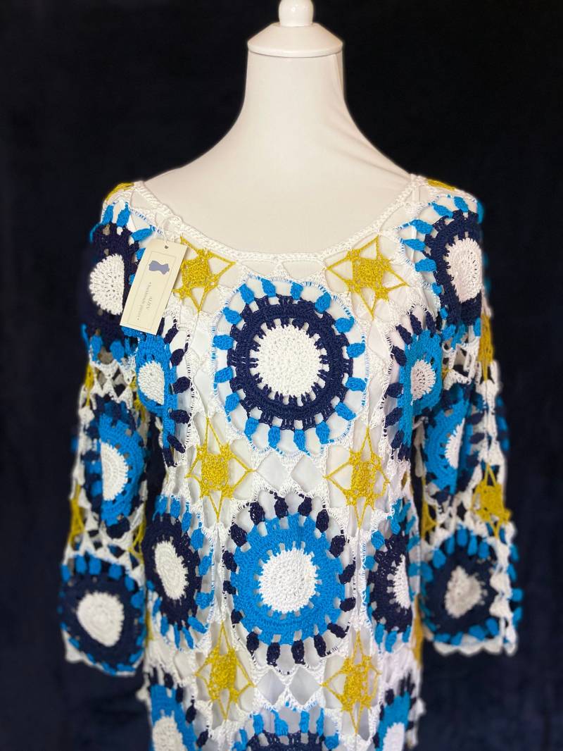 Gehäkeltes Sommerkleid/Festkleid/Sommerkleid in Weiß Mit Blauen, Gelben Und Dunkelblauen Akzenten, Sonnenblumenmuster, 3/4 Arm, Rundhals von AlievHandmadePieces