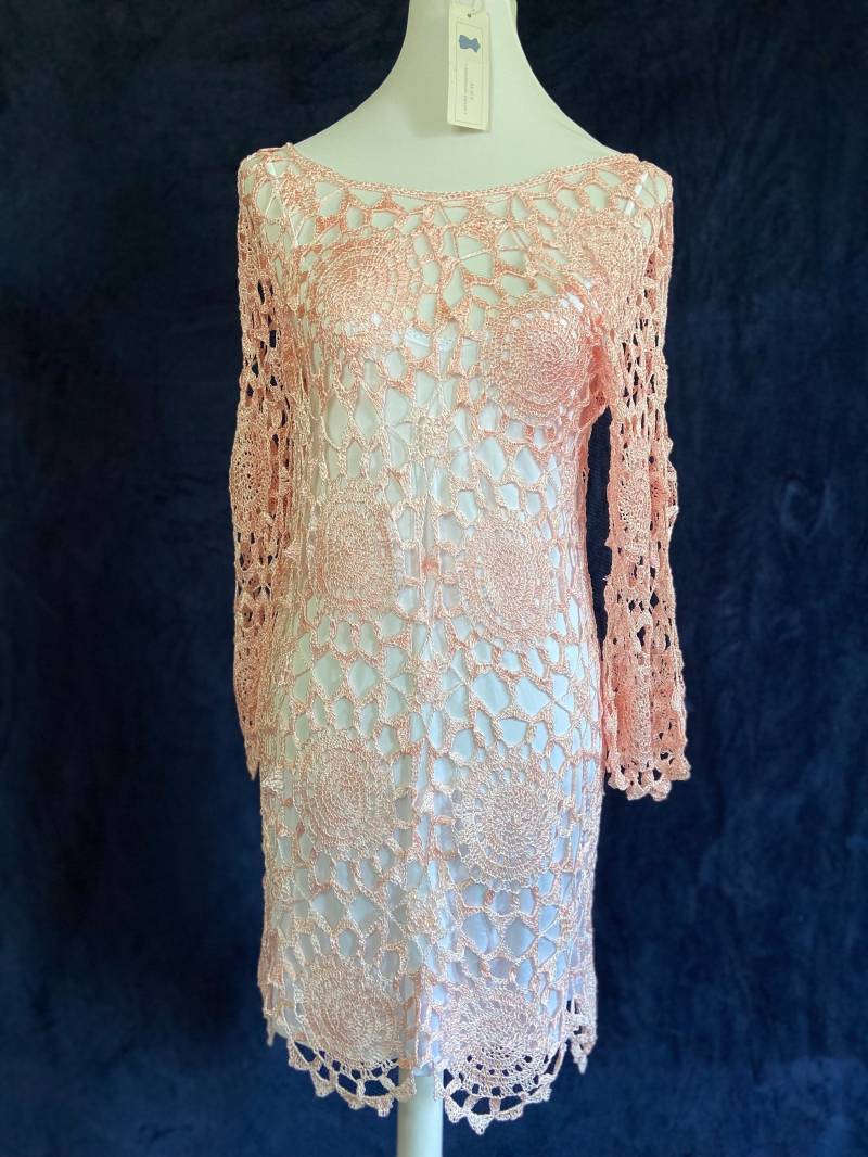 Gehäkeltes Sommerkleid/Festkleid/Tunikakleid in Rosa | Coral Mit Glänzenden Nähten, Langarm, Rundhals von AlievHandmadePieces