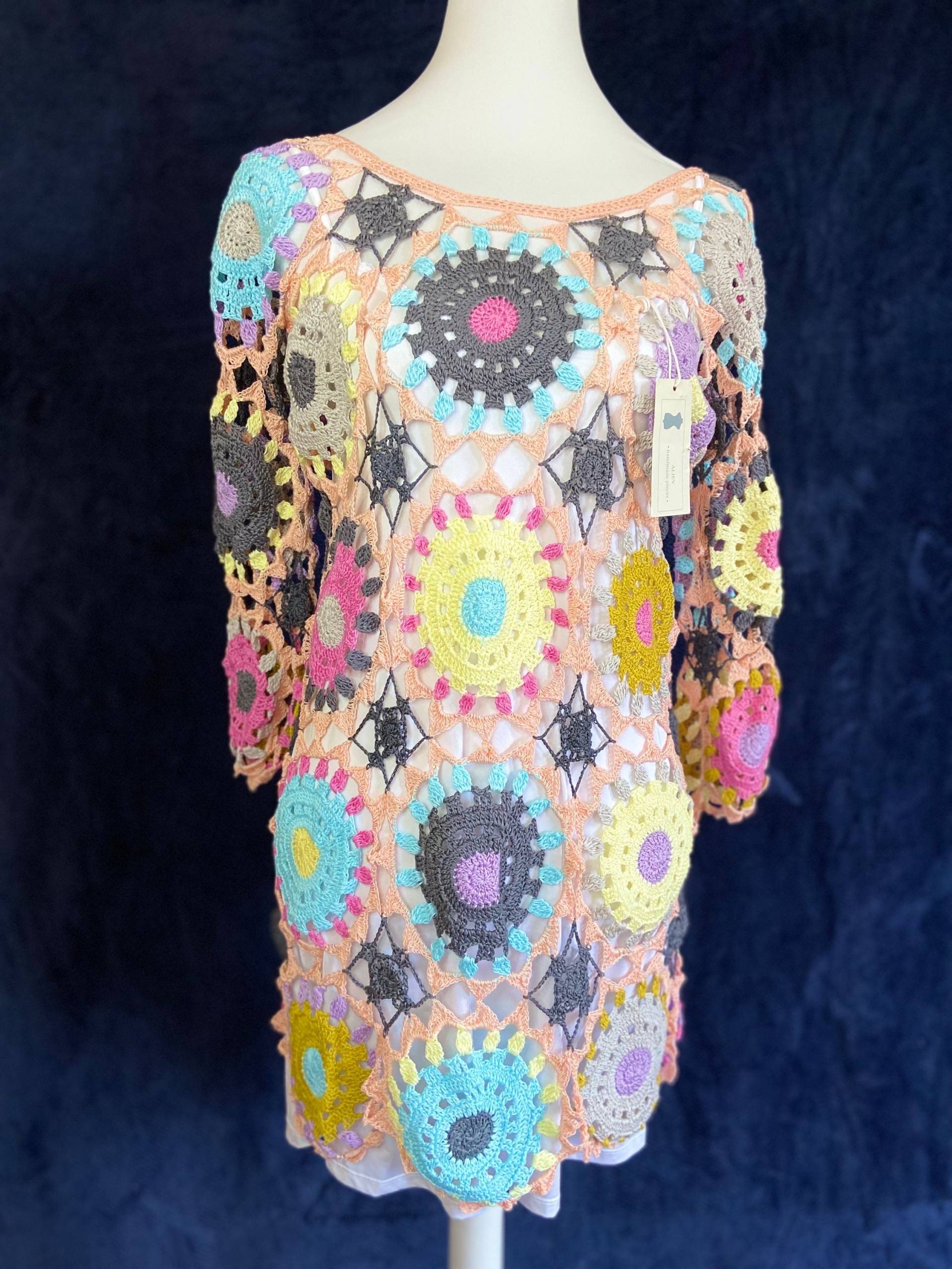 Gehäkeltes Sommerkleid/Tunikakleid/Festkleid in Rosa Mit Beigen, Hellblauen Und Anthraziten Akzenten, Langarm, Rundhals Gehäkeltes Sommerkleid/Tunikakleid/Festkleid in Rosa Mit Beigen, Hellblauen Und Anthraziten Akzenten, Langarm, Rundhals von AlievHandmadePieces