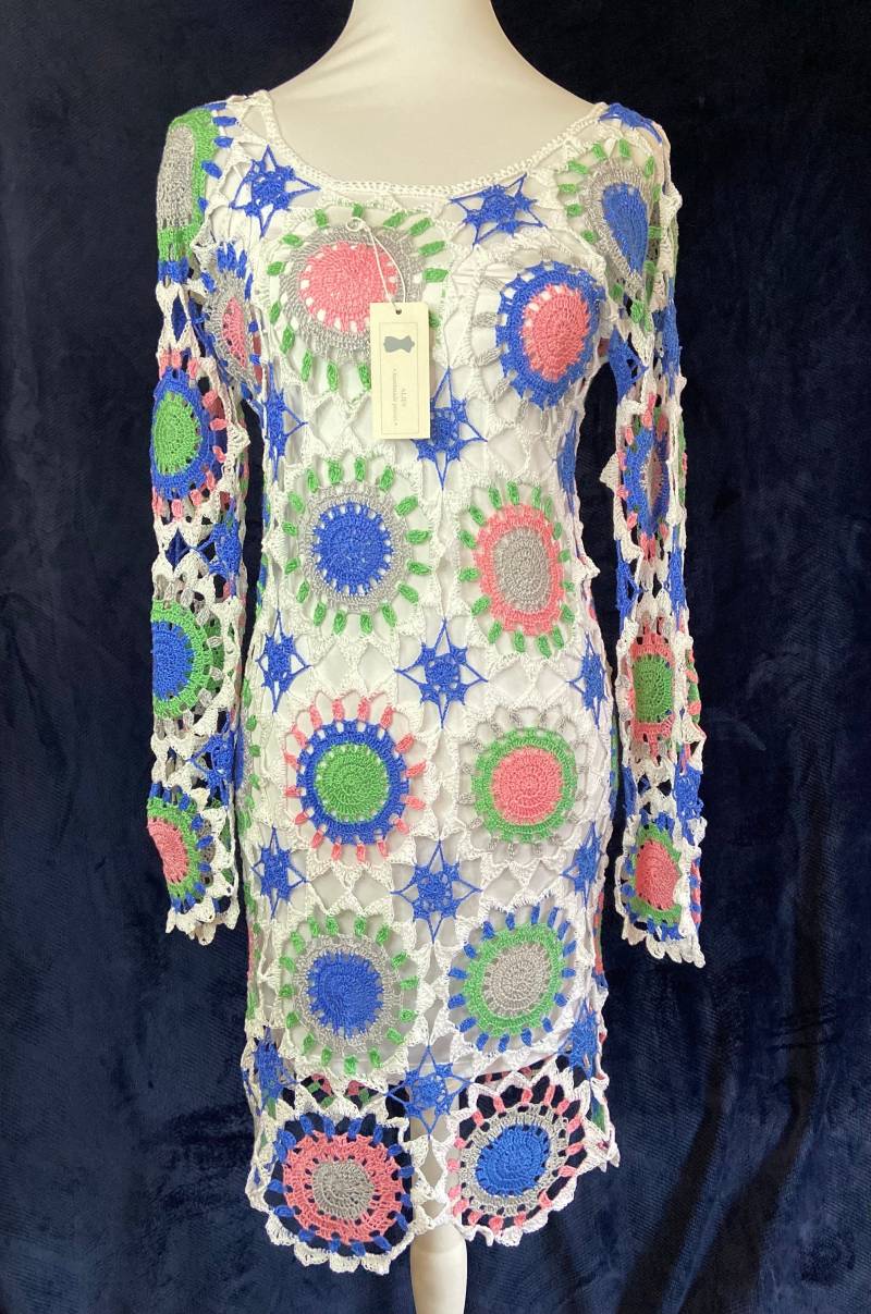 Gehäkeltes Sommerkleid/Tunikakleid/Festkleid in Weiß Mit Grauen, Dunkelgrünen, Dunkelblauen Und Rosanen Akzenten, Langarm, Rundhals von AlievHandmadePieces
