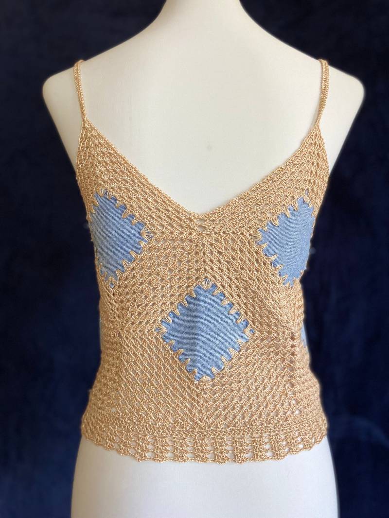 Gehäkeltes Sommertop in Hellbraun Mit Jeans Rautenmuster, Dünne Träger Und V-Ausschnitt, Bund von AlievHandmadePieces