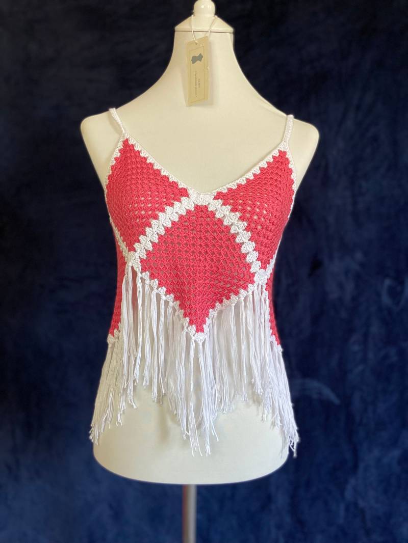 Gehäkeltes Sommertop in Magenta Und Weiß Mit Fransen Am Bund, Dünne Träger, V-Ausschnitt, Rautenmuster von AlievHandmadePieces
