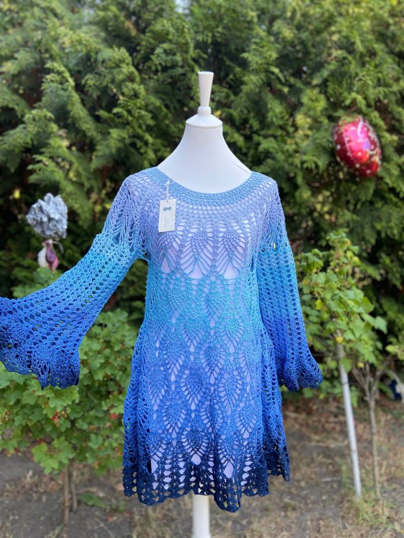 Gehäkeltes Tunika Kleid, Sommerkleid, Häkelkleid, Strandkleid in Blauem Farbverlauf von AlievHandmadePieces