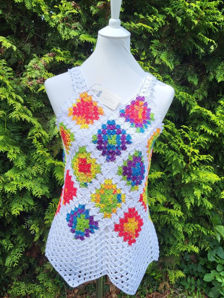Sommertop Gehäkelt in Weiß Mit Buntem Farbmuster, Sehr Weich, Festlich Und Alltäglich Passend, Handgemacht, Sommerlich, Top von AlievHandmadePieces