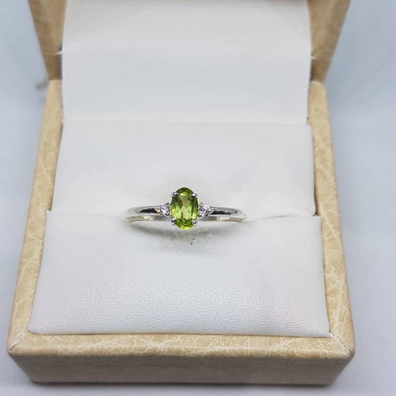 Peridot Ring/14K Gold Diamant August Birthstone Zierlicher Stapelbarer von Alifinejewelery