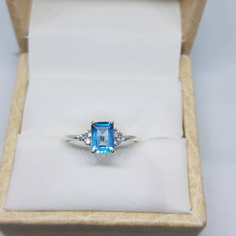 14K Solides Weißgold Natürlicher Smaragdschliff Rechteckiger Blauer Topas-Edelstein Und Runder Diamanten-Edelsteinring von Alifinejewelery