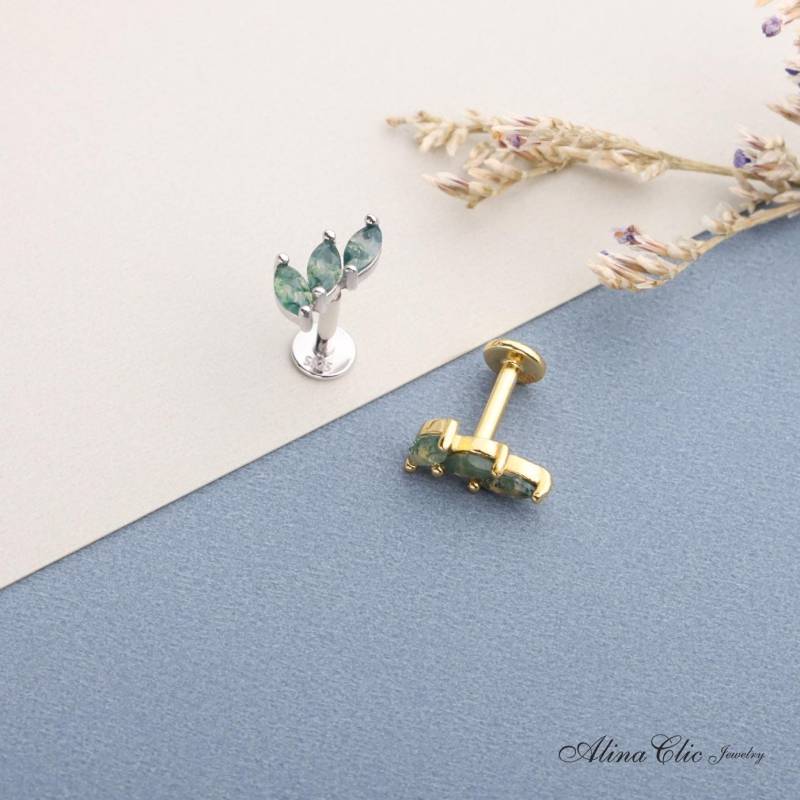 Curved Moss Agate Bar Stud Earrings, Moss Leaf Shape Flat Back Earrings, Climber Earrings, Tragus Earrings, Stacking Earrings von AlinaChicJewelry