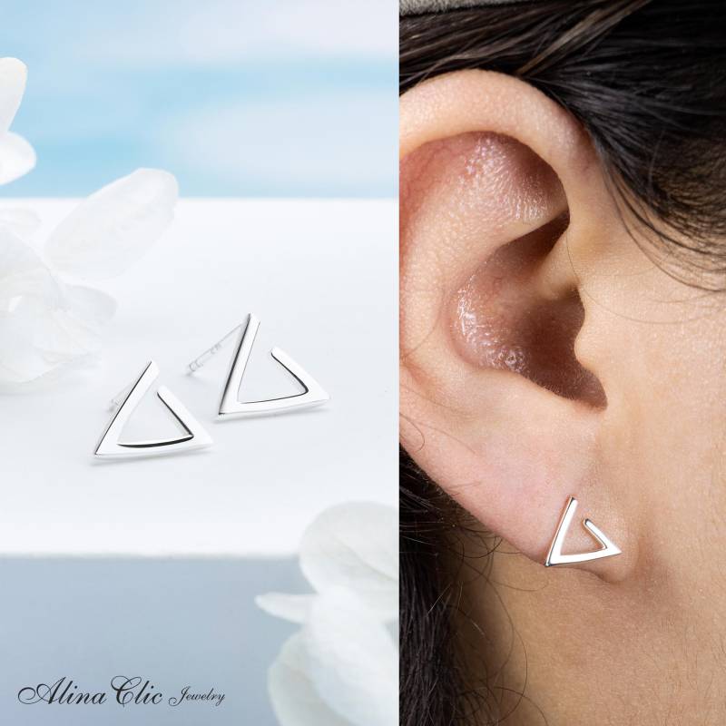 Dainty Triangle Earrings, Geometric Stud Earrings in Sterling Silver, Triangle Outline By Alina, Simple Earrings, Stacking Earring von AlinaChicJewelry
